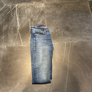 Blå Comfort/Mike jeans i storlek 32/30 - Snygga blå jeans från Comfort/Mike i klassisk straight fit. Jeansen har fem fickor, gylf med dragkedja och knapp, samt coola slitningar och tvättade detaljer. Perfekt passform för dig som gillar en normal look och vill ha bekväma jeans i bomull. Pris kan diskuteras 