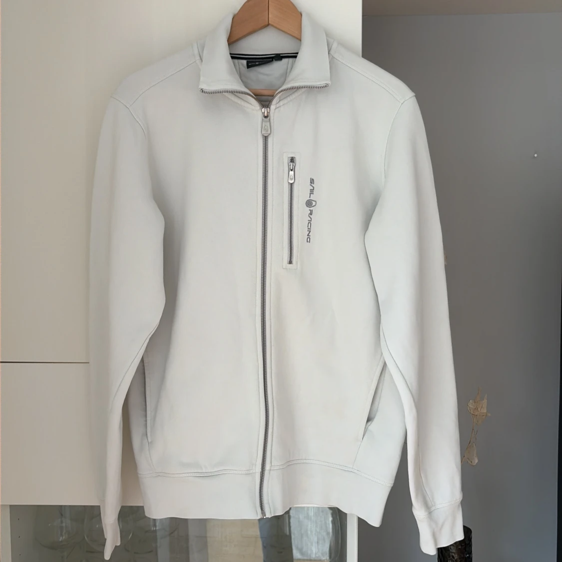 Vit kofta från Sail Racing med dragkedja