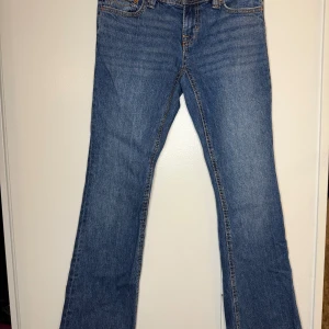 Jeans  - Jeans med fint mönster på bakfickorna. Storlek 36 från Gina tricot. Ny utan prislapp.