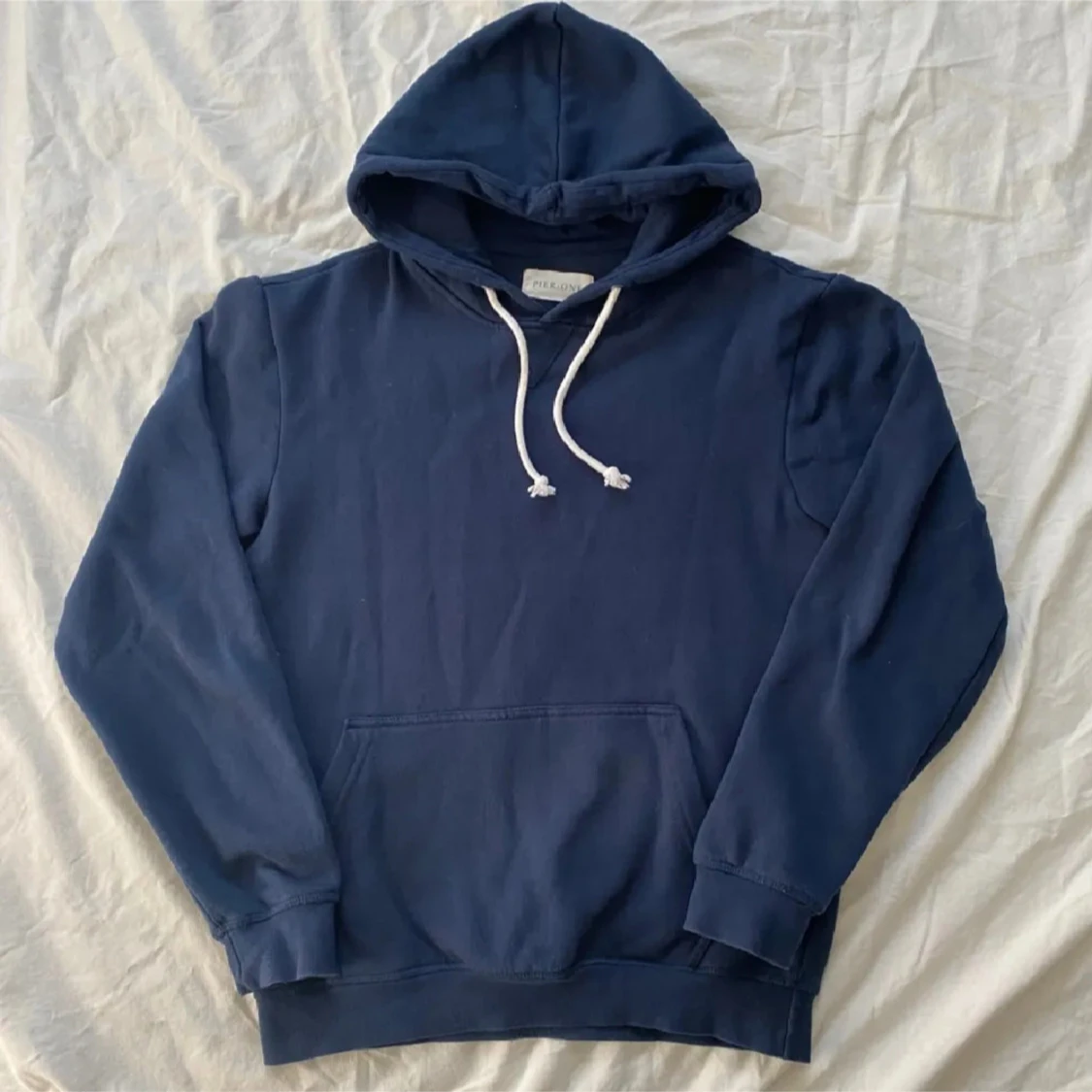 Mörkblå hoodie från Pier One