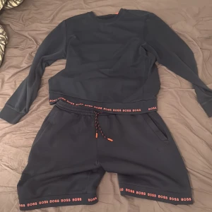 Boss dress - En mörkblå Boss dress, i ett bra skick, dressen är storlek XL men sitter bra på storlek M.