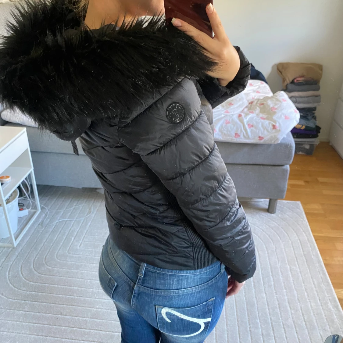 Svart dunjacka med fuskpäls från  - 2