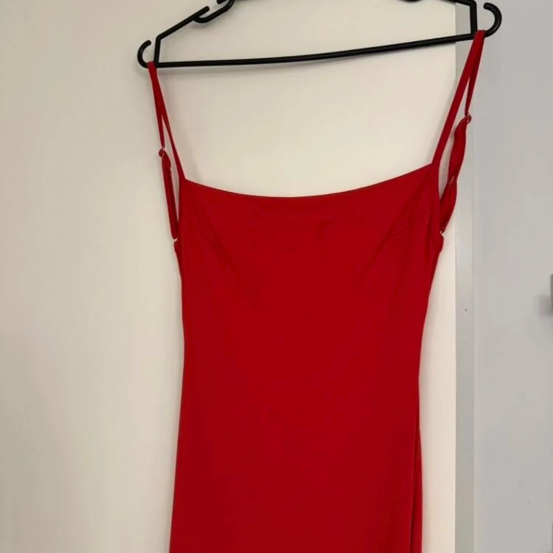 Röd långklänning med öppen rygg - 2