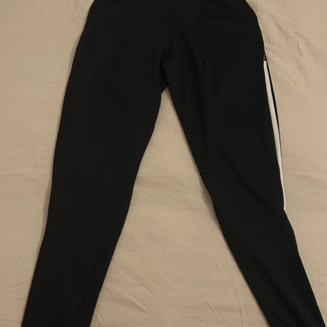 Svarta Adidas träningsbyxor med ränder - 2