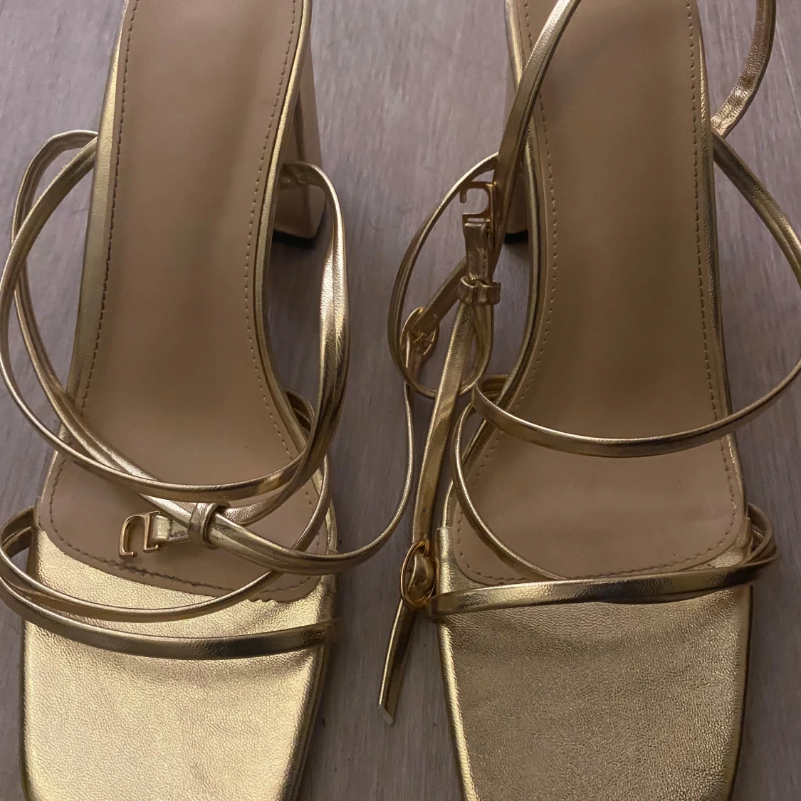 Guldiga sandaler med klack och remmar - 3