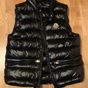 Moncler gui väst. Storlek 1/S - En moncler gui väst i storleken 1 vilket motsvarar S. Västen kostar 3000kr