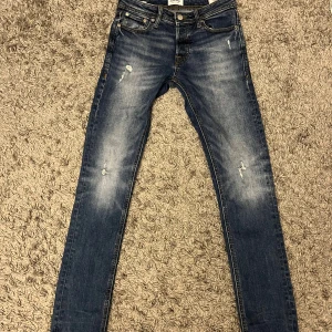 Jack jones jeans - Säljer dessa feta Jack Jones jeans i storlek 27/32 pga de blivit för små.modellen är slim glenn och  De har snygga slitningar med tvätt. Hör av er vid frågor!