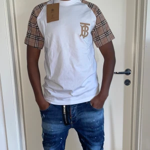 Burberry t shirt strl S - Helt ny. Fin replika med grym kvalitet. Modellen är 175cm väger 67kg,Bär storlek S i bilden. Pris: 999kr. Först till kvarn som gäller. Skickas direkt inom 24h