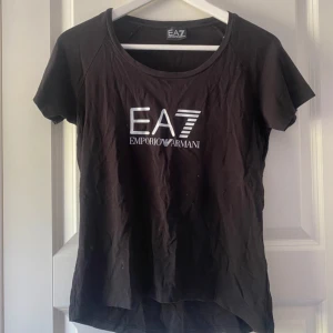 Svart EA7 Emporio Armani t-shirt - Den är äkta! Nyskick, använd få gånger.