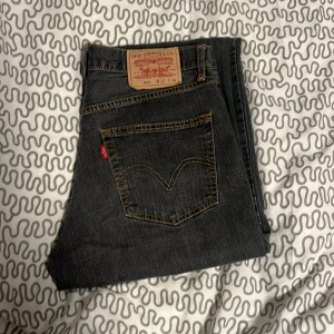 Levis jeans gråa - Ett par super snygga 511 Levis jeans i grå färg. Storlek W32 L34. Dessa jeans är som nya med inga defekter. Säljer de för att de inte riktigt är lin stil längre och jag har bara andvänt de ett fåtal gånger😁