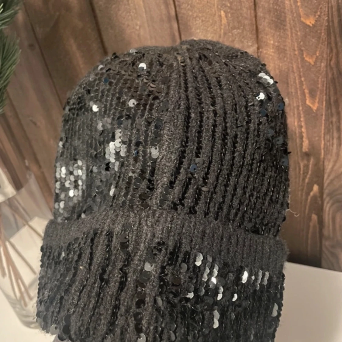 Svart mössa med paljetter - 2