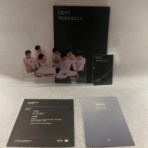 Bts album - Love yourself ’Tear’ (Ver R) Skiva och fotobok finns med. Om du vill veta vem som är på photocardet eller har andra frågor så hör gärna av dig!