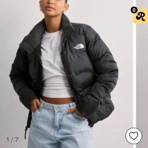 Svart pufferjacka från The North Face - Säljer en svart pufferjacka från The North Face med hög krage och dragkedja. Jackan har en oversized passform och är vadderad för extra värme. Klassisk logga på bröstet och insidan. Perfekt för kalla dagar och riktigt snygg till jeans.🥰