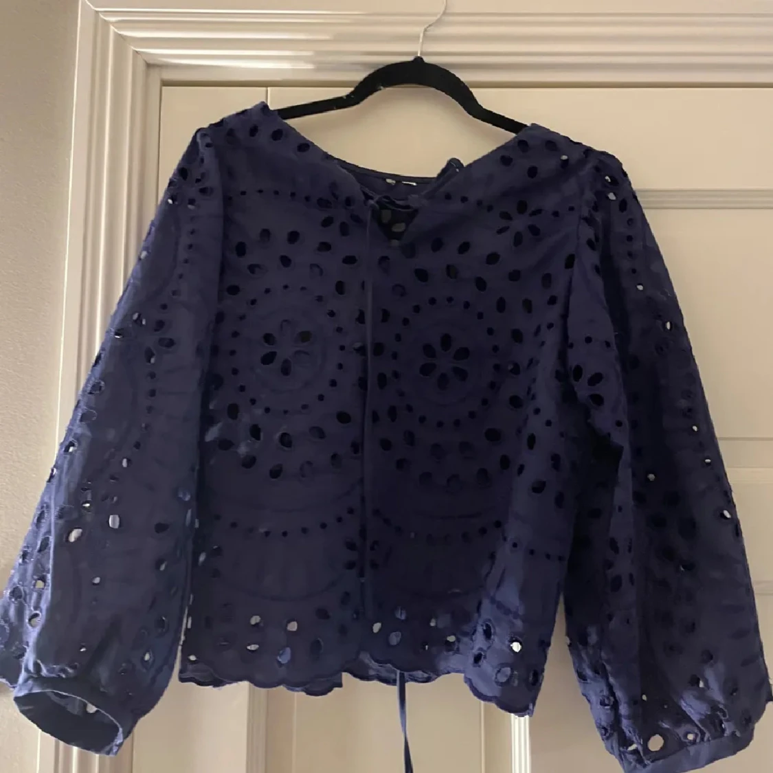 Mörkblå blus med broderade hål - 1