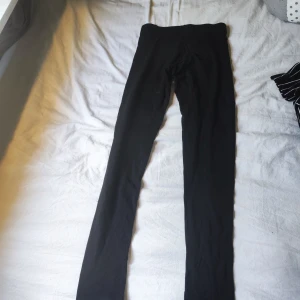 Svarta leggings med hög midja - Svarta leggings med hög midja, stretchigt material som sitter tight och följer kroppen. Perfekta att styla med oversized tröja eller hoodie. Klassisk modell utan synliga detaljer eller mönster.