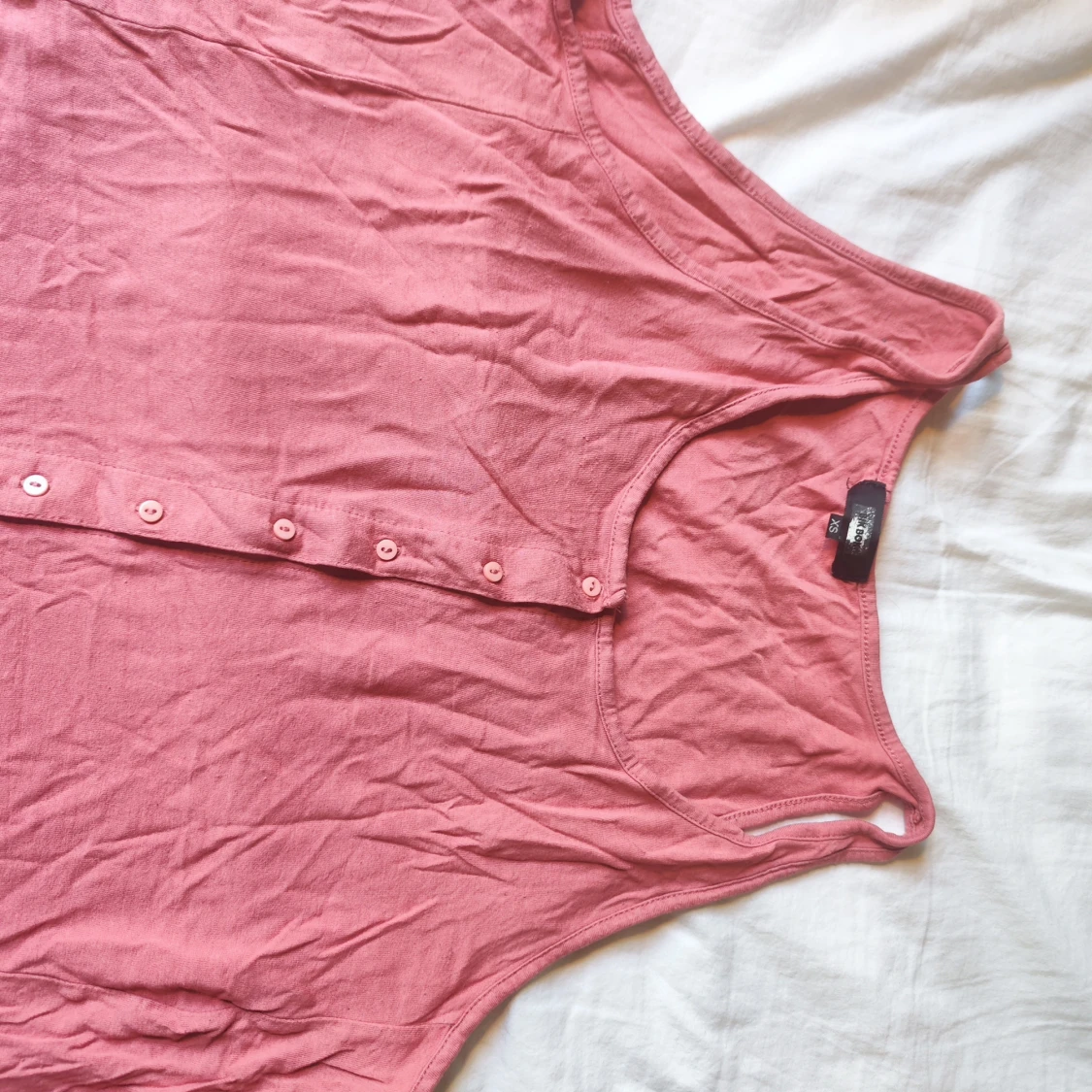 Rosa linnetopp med knappar från Boohoo - 3