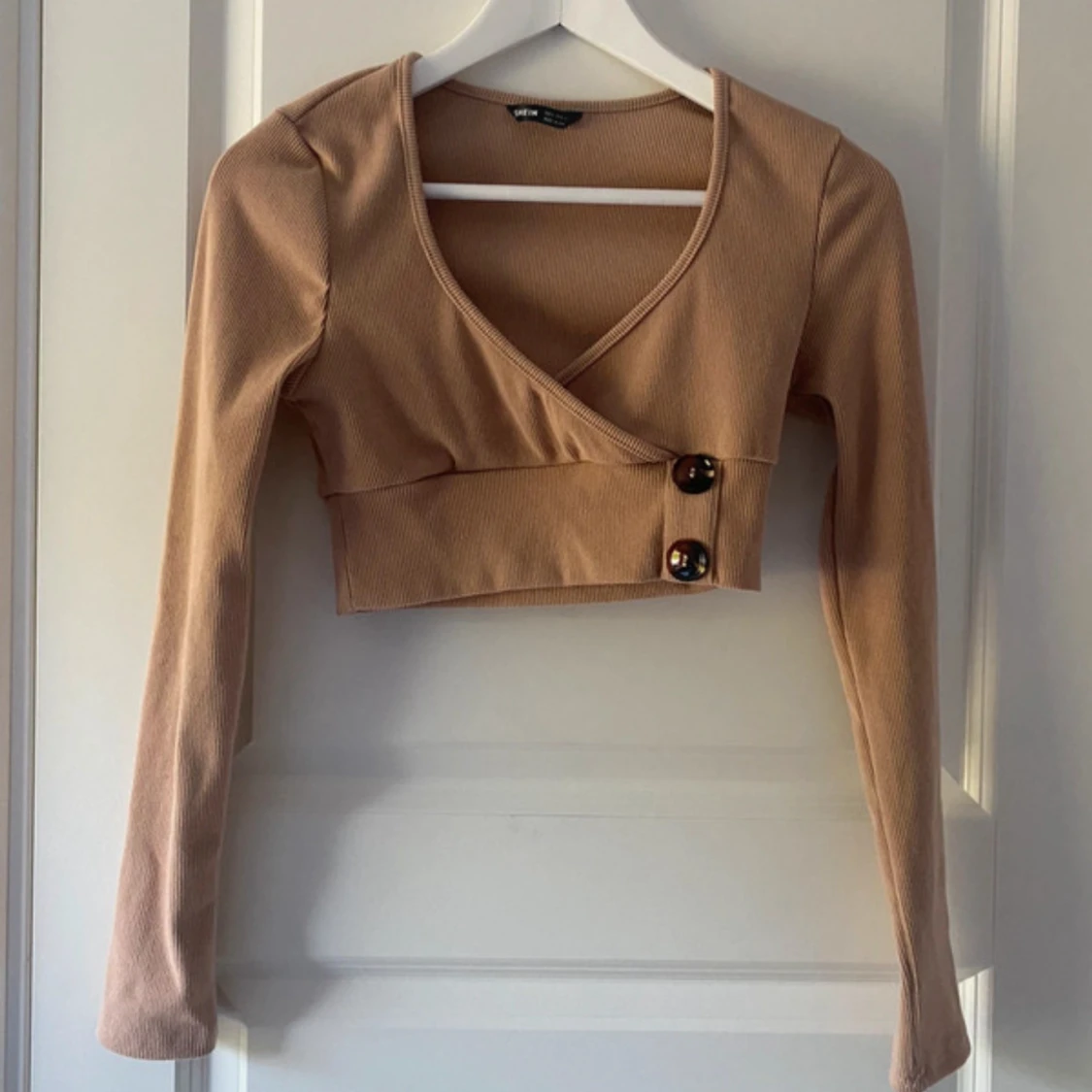 Beige croppad omlottopp