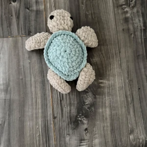 Virkad sköldpadda - En handvirkad mjukissköldpadda i beige och mint garn. Perfekt som present eller dekoration.