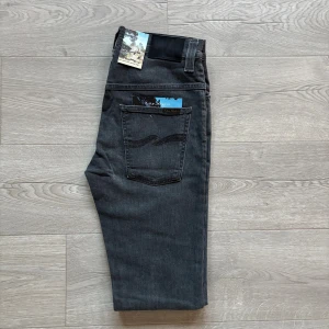 Nudie Jeans - Helt nya - Helt nya Nudie Jeans med tags. Storleken är W30 och L34 (39cm, 107cm). Tveka inte ställa frågor vid intresse🙌