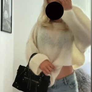 stickad tröja - Helt ny supermjuk och oversized stickad tröja i cream färg med breda ärmar och rund hals. Tröjan har en fluffig känsla och är perfekt att mysa i under kyliga dagar. Passar snyggt till jeans för en chill och trendig look. Original price: 90€