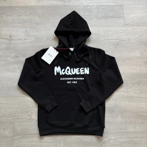 Alexander Mqueen Hoodie - Helt ny - Säljer nu en av de kanske mest eftertraktade Hoodies på marknaden. Helt ny Alexander Mqueen Hoodie med tags. Storlek S men passar M. Nypris ca 6000kr. Mitt pris 1999kr. Tveka inte ställa frågor vid intresse🙌