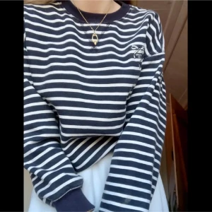 Randig tröja  - Säljer denna tröja då den inte kommer till användning 💙