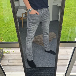 Jack & Jones Jeans - Supersnygga gråa Jack & Jones Jeans I storlek w30/l32, skulle dock säga att de även passar de som har w31. Mycket fina, skriv om du undrar något! 🤩 