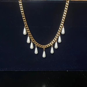 Guldhalsband med pärlor - Säljer ett guldhalsband med hängande pärlor, kedjan är från Edblad så den är i bra kvalitet. Nypris = 700kr💕