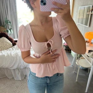 Rosa blus från Gina!🩷 - Supersöt ljusrosa blus från Ginatricot!! Endast använd 1 gång🩷