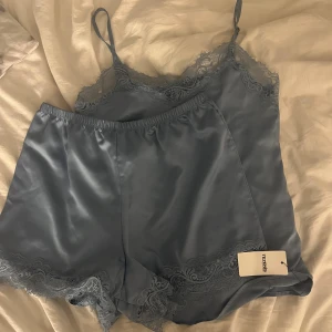 ny pyjamas - helt ny💕 nypris:150kr per del💕💕 (shortsen har ingen lapp då den gick av i resväskan)