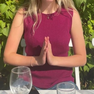 Stickad topp - Säljer dendär jättefina stickade toppen då den inte kommer till användning längre🙏😊