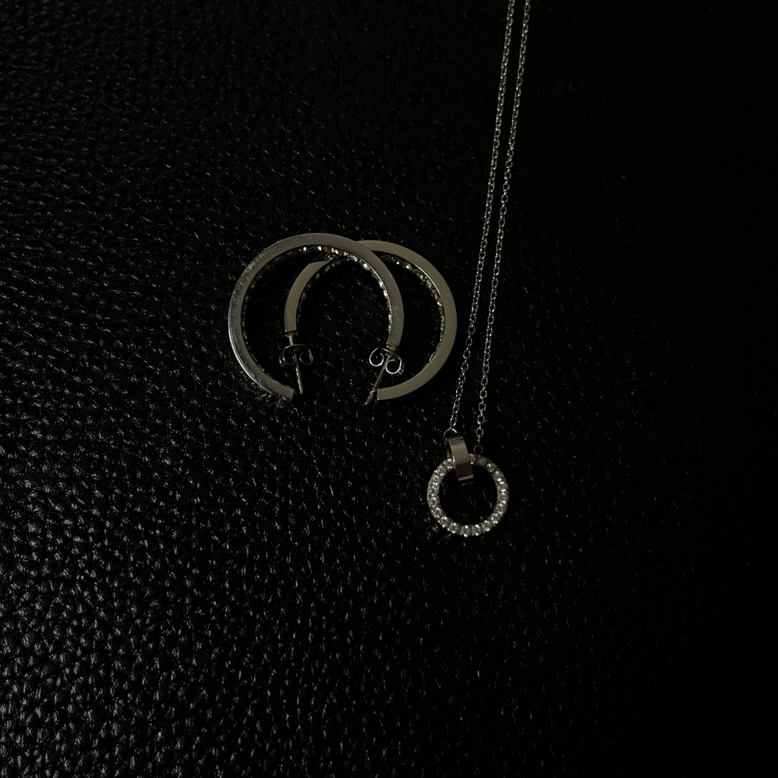 Monaco örhängen & Eternal Orbit halsband