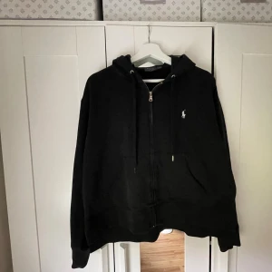 Ralph lauren zip - Dragkedja fram, två fickor och huva med snören. Klassiska lilla vita Polo-loggan på bröstet. Väldigt bekväm och lätt att matcha.  Säljer eftersom jag har växt ur den. Använt fåtal gånger