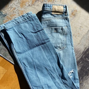 Blå jeans med slitningar - Säljer ett par blå jeans med coola slitningar på knäna och låren. Från Zara och de sitter aaaaaasss bra, flare. Tyvärr har de blivit för små för mig 😢annars va de mina favorit jeans 