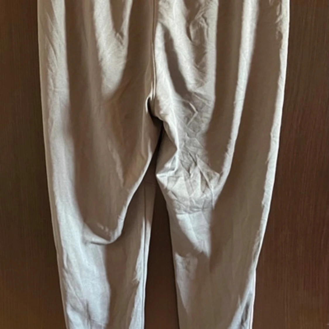 Grå träningsbyxor från Under Armour - 1