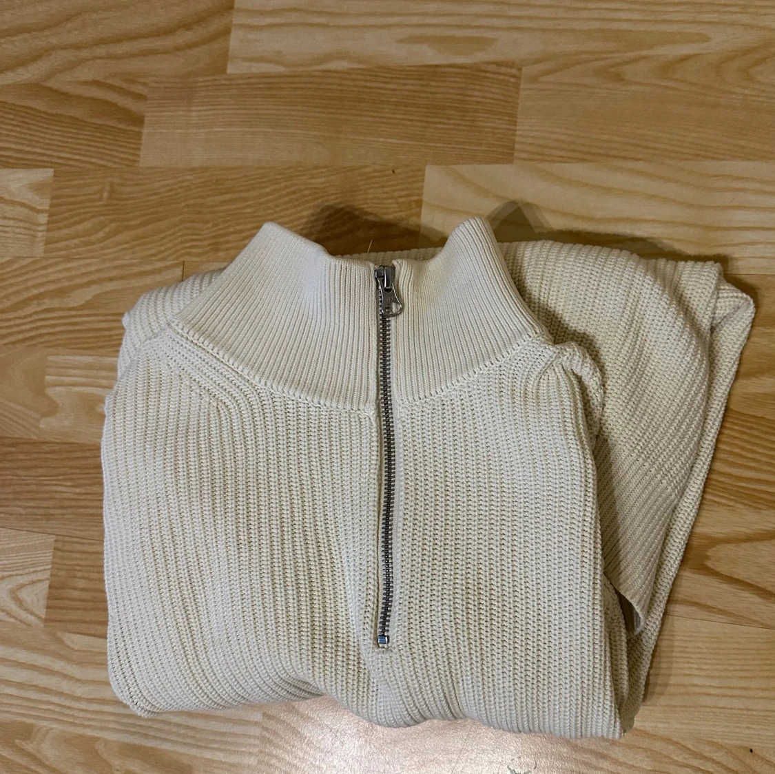 Vit stickad polotröja med half zip - 1