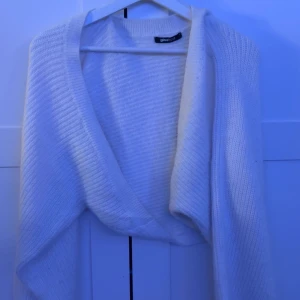 Vit omlott kofta  - Mysig vit stickad kofta.