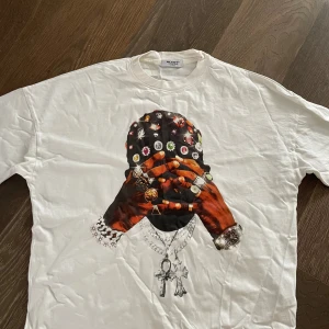 Graphic longsleeve vit - Vit longsleeve med graphic, använd fåtal gånger. Storlek XL men passar som L