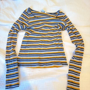 Randig långärmad topp från Monki XS - Ribbad långärmad topp från Monki i storlek XS.