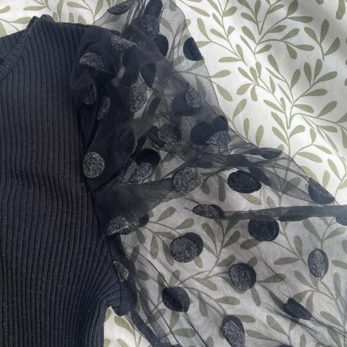 Svart ribbad topp med puffärmar i mesh - 2