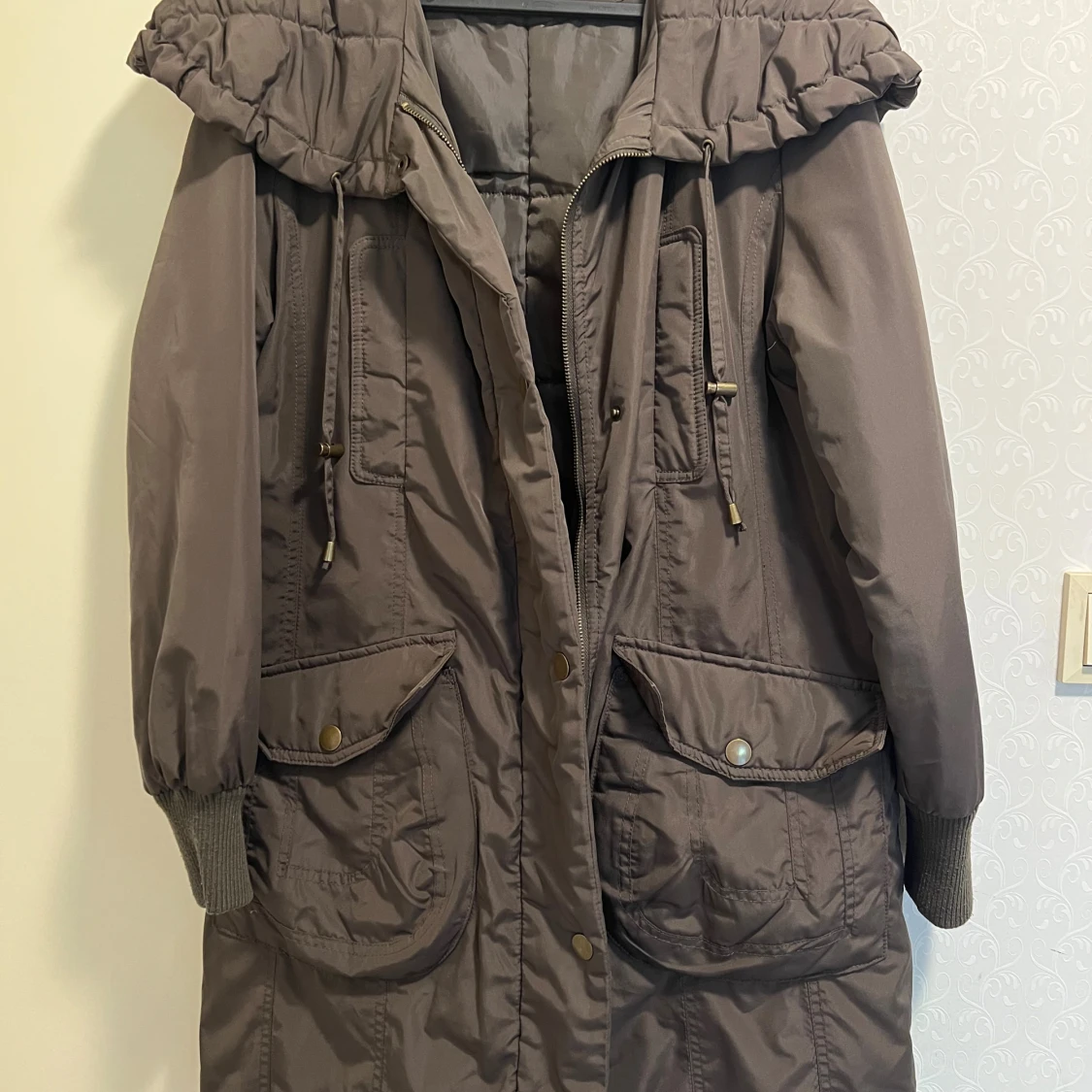 Brun parkajacka från XINT med huva