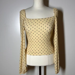 Prickig topp gul polka dots  - Gul prickig topp från Gina tricot  Köp sker via köp nu, jag postar inom 24h. Kvar tills markerad såld