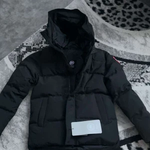 Canada goose macmillan - En svart helt ny canada goose jacka i modellen Macmillan.