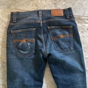 Nudie jeans  - Sköna Nudie jeans med feta slitningar! Inga hål! Populära modellen Grim Tim! st 29/32! Hör av dig vid ytterligare frågor! Mvh Henry 