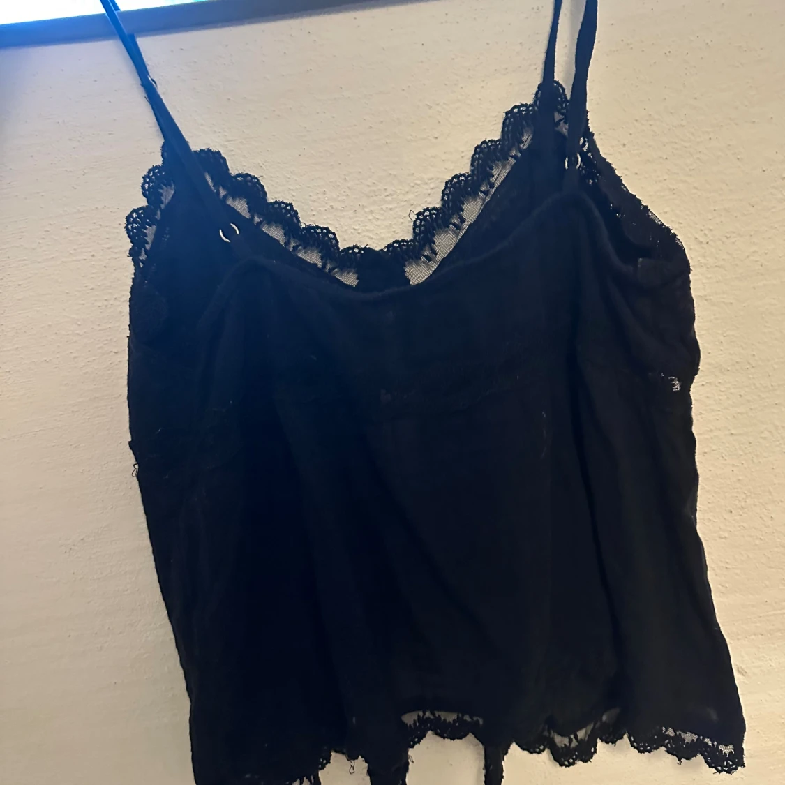 Svart linnetopp med spets och knappar - 1