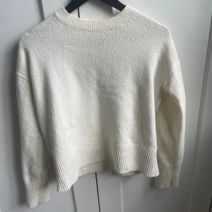Stickad tröja - Creme vit stickad tröja från & other stories. Storlek XS🫶🏻