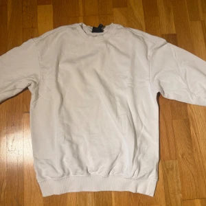 Vit sweatshirt från H&M relaxed fit - En enkel och clean vit sweatshirt från H&M i relaxed fit. Tröjan har rund hals, långa ärmar och ribbade muddar vid ärmslut och nederkant. Perfekt för chill dagar och passar till allt. Mjuk bomullskänsla och loose passform.