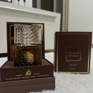 Lattafa Khamrah Qahwa EdP 100ml - Khamrah Qahwa från Lattafa är en Eau de Parfum på 100 ml. Snygg design och exklusiv känsla. Tillverkad i Förenade Arabemiraten. Perfekt för dig som vill sticka ut med något unikt.