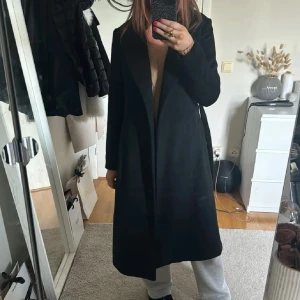 Svart lång kappa med bälte - Lång svart kappa!❤️ 