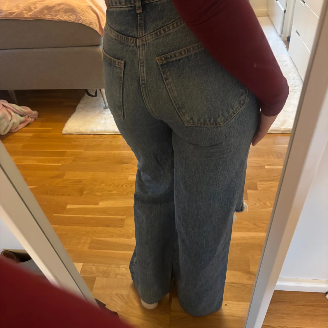 Blå jeans med hål vid knäna från Gina - 1